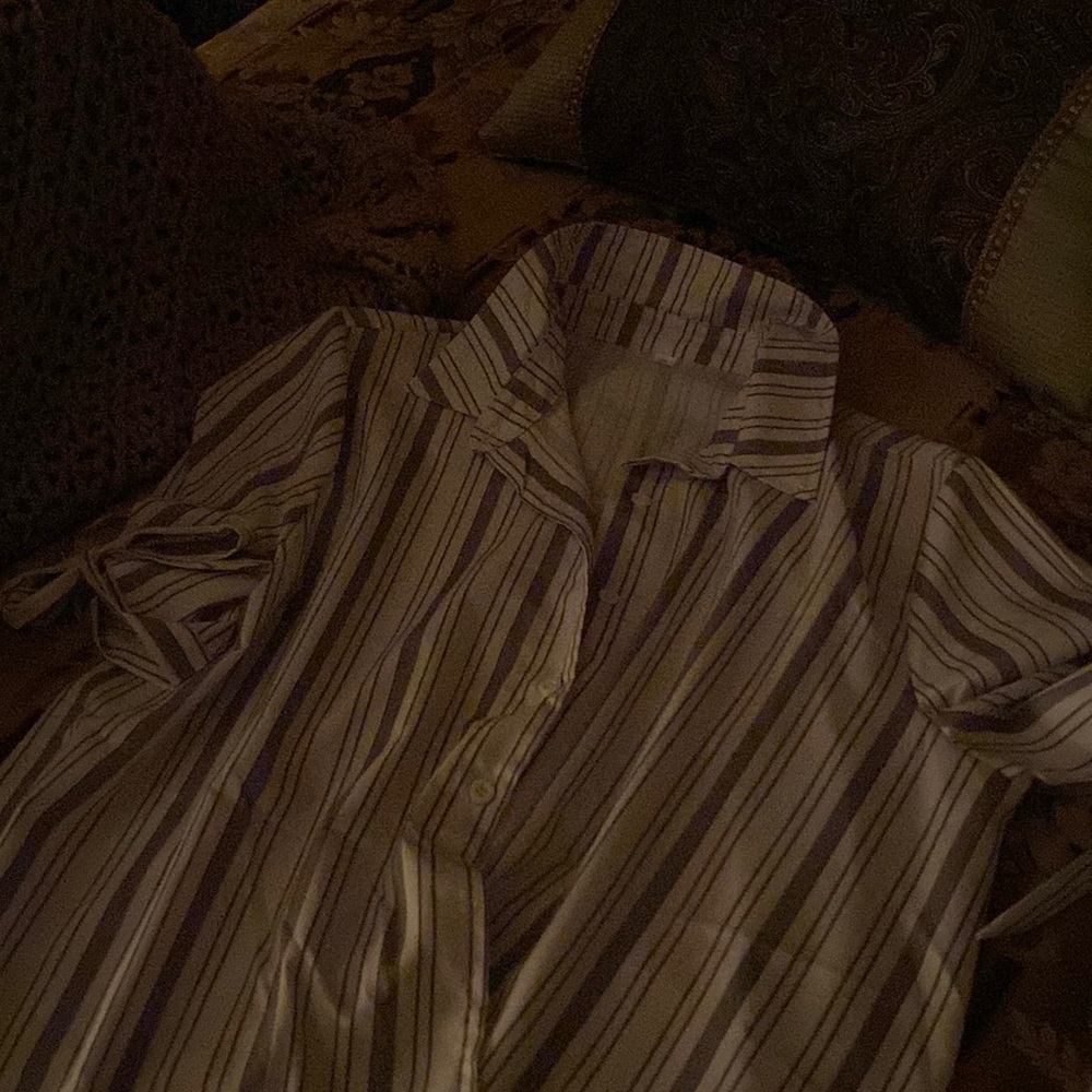 Cute striped top gray black white top looks great with jeans